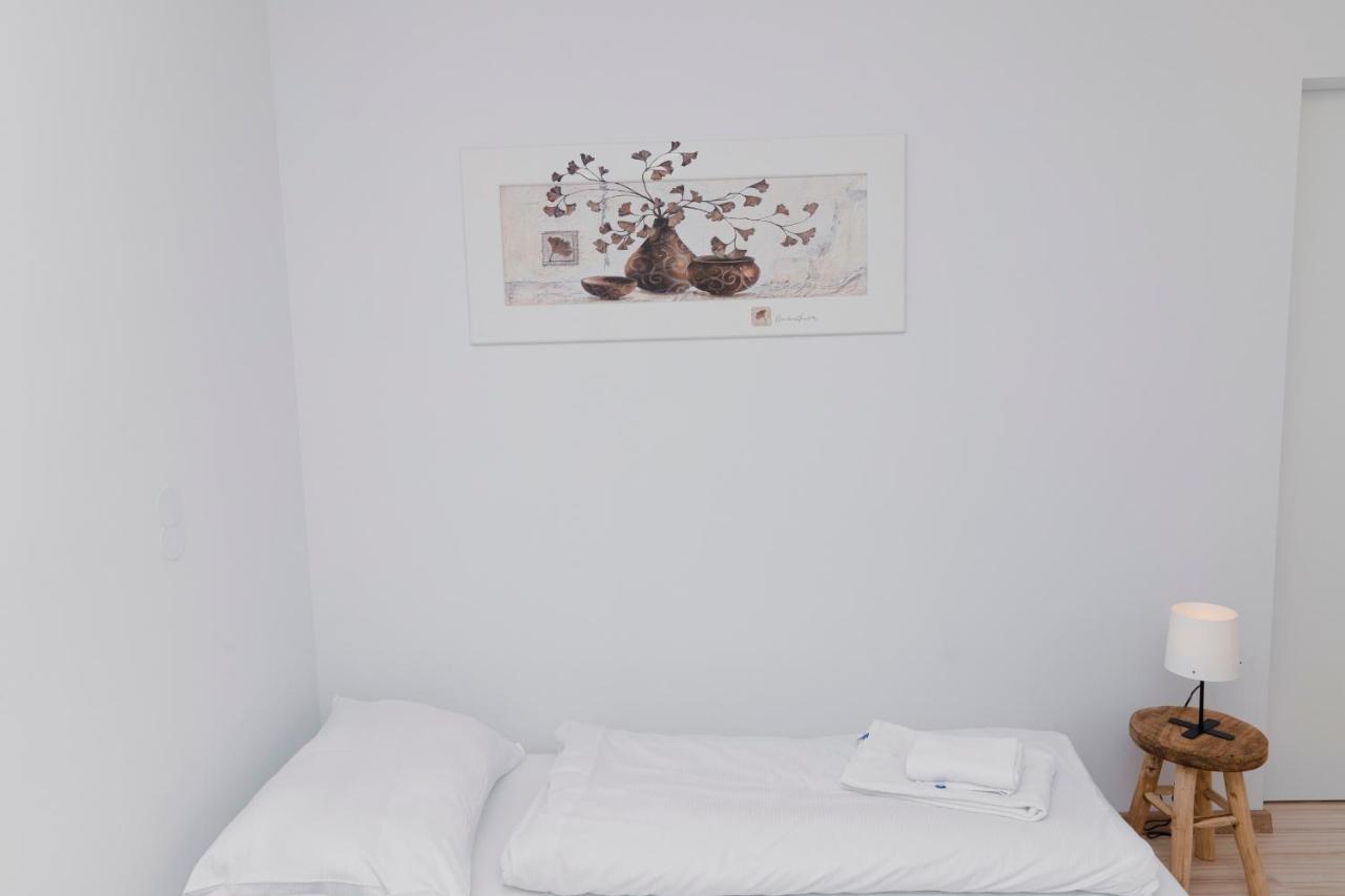 Beautiful 2-Bedroom Apartment Near Schoenbrunn Вена Экстерьер фото