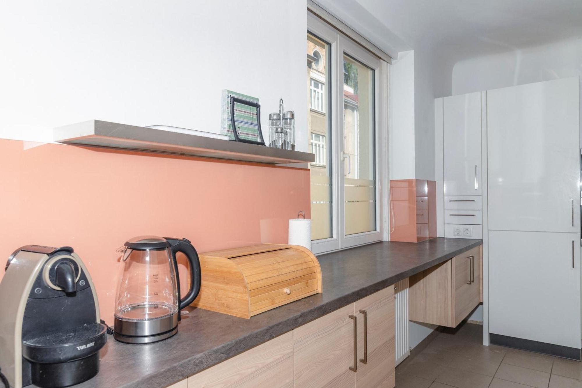 Beautiful 2-Bedroom Apartment Near Schoenbrunn Вена Экстерьер фото